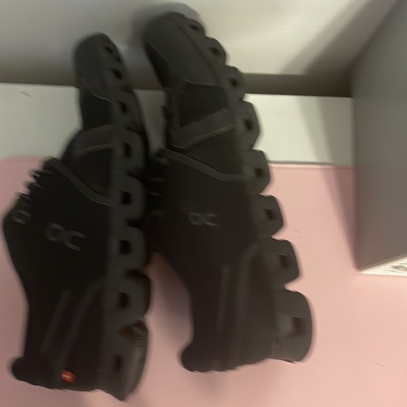 Like new black onclouds size 8. - Picture 4 of 4